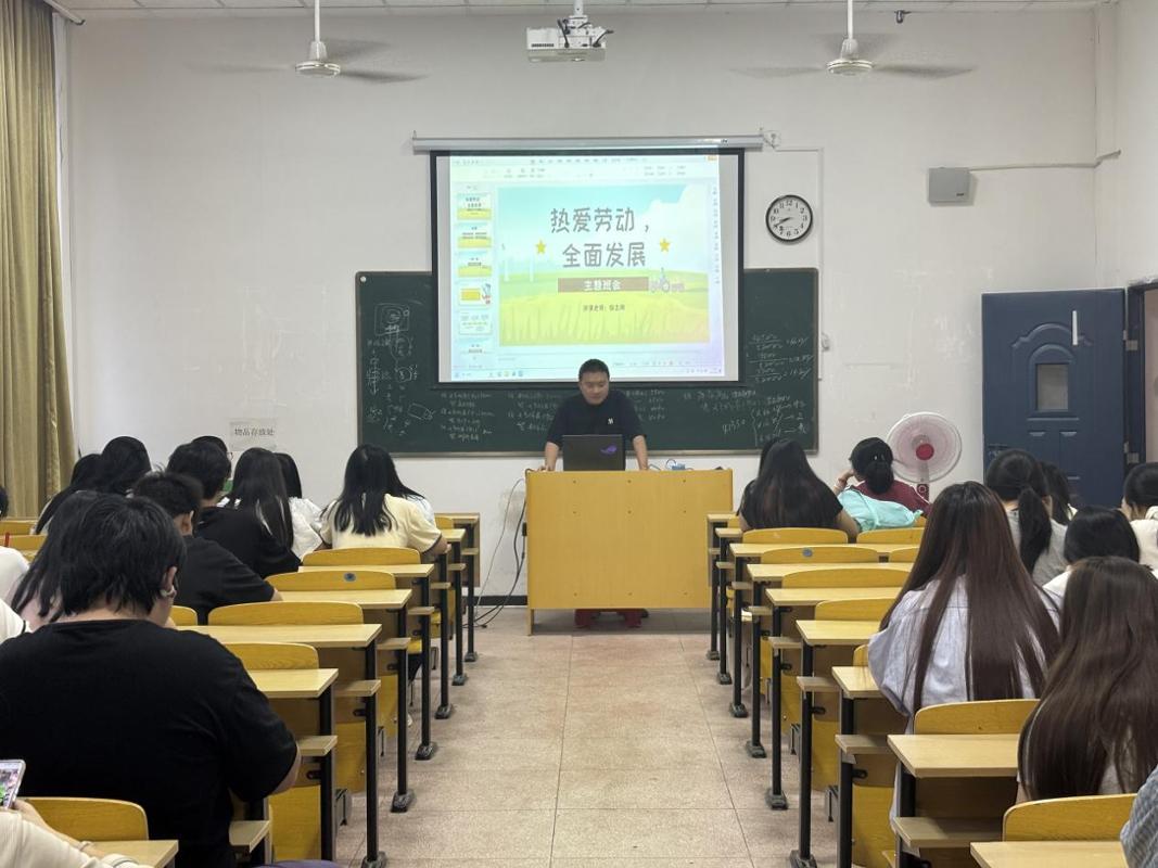 電子商務(wù)與管理系開展2025年勞動(dòng)教育宣傳展示月系列活動(dòng) 以市場營銷策劃服務(wù)深化實(shí)踐育人